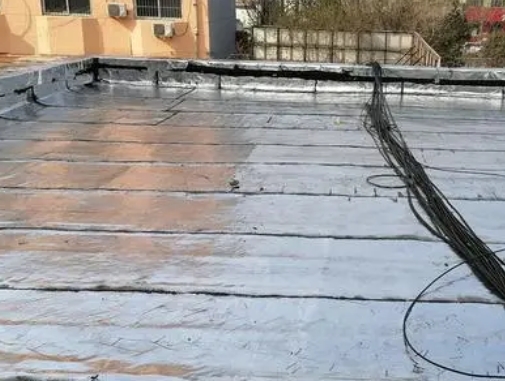 卫生间漏水维修公司分享下屋面楼顶防水刚性防水层施工要点。